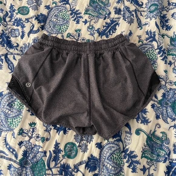 SIZE 4 2.5 LULULEMON SHORTS - perfect condition - so cute - Picture 1 of 5